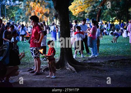 Bangkok, Thailandia. 27 novembre 2023. Un bambino sta con il suo Krathong a Benjasiri Park, Bangkok. Le persone si riuniscono al Parco Benjasiri di Bangkok per celebrare il festival tailandese Loy Krathong che si svolge il 12° mese sul calendario lunare tailandese la sera della luna piena. (Foto di Wasim Mather/SOPA Images/Sipa USA) credito: SIPA USA/Alamy Live News Foto Stock