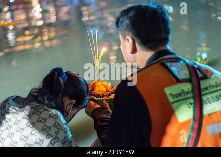 Bangkok, Thailandia. 27 novembre 2023. Una donna prega prima di mandare a galla il suo Krathong a Benjasiri Park, Bangkok. Le persone si riuniscono al Parco Benjasiri di Bangkok per celebrare il festival tailandese Loy Krathong che si svolge il 12° mese sul calendario lunare tailandese la sera della luna piena. (Foto di Wasim Mather/SOPA Images/Sipa USA) credito: SIPA USA/Alamy Live News Foto Stock