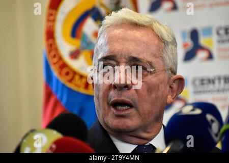 Bogotà, Colombia. 27 novembre 2023. L'ex presidente colombiano Alvaro Uribe (2002-2010) parla durante una conferenza stampa dopo aver testimoniato su un massacro del 1997 all'ufficio del procuratore generale a Bogotà, Colombia, il 27 novembre 2023. Uribe ha rilasciato una dichiarazione volontaria sulle indagini svolte dall'ufficio del procuratore riguardo al massacro di El Aro (Ituango) che ha causato almeno 15 morti per mano di gruppi paramilitari e di estrema destra durante il suo periodo come governatore del dipartimento di Antioquia. Foto di: Cristian Bayona/Long Visual Press Credit: Long Visual Press/Alamy Liv Foto Stock