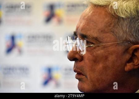 Bogotà, Colombia. 27 novembre 2023. L'ex presidente colombiano Alvaro Uribe (2002-2010) parla durante una conferenza stampa dopo aver testimoniato su un massacro del 1997 all'ufficio del procuratore generale a Bogotà, Colombia, il 27 novembre 2023. Uribe ha rilasciato una dichiarazione volontaria sulle indagini svolte dall'ufficio del procuratore riguardo al massacro di El Aro (Ituango) che ha causato almeno 15 morti per mano di gruppi paramilitari e di estrema destra durante il suo periodo come governatore del dipartimento di Antioquia. Foto di: Cristian Bayona/Long Visual Press Credit: Long Visual Press/Alamy Liv Foto Stock