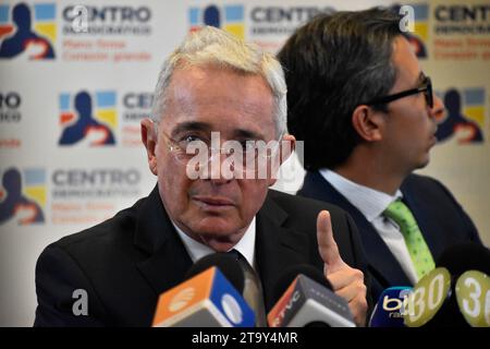 Bogotà, Colombia. 27 novembre 2023. L'ex presidente colombiano Alvaro Uribe (2002-2010) parla durante una conferenza stampa dopo aver testimoniato su un massacro del 1997 all'ufficio del procuratore generale a Bogotà, Colombia, il 27 novembre 2023. Uribe ha rilasciato una dichiarazione volontaria sulle indagini svolte dall'ufficio del procuratore riguardo al massacro di El Aro (Ituango) che ha causato almeno 15 morti per mano di gruppi paramilitari e di estrema destra durante il suo periodo come governatore del dipartimento di Antioquia. Foto di: Cristian Bayona/Long Visual Press Credit: Long Visual Press/Alamy Liv Foto Stock