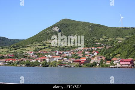 Coronini Village & Moldova Noua onshore turbine eoliche farm sulla collina, lato rumeno del Danubio, confine con la Serbia, Romania energia elettrica Foto Stock