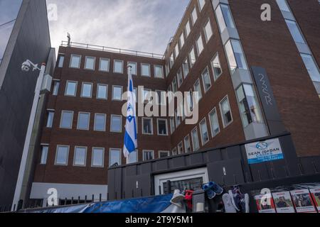 Shelbourne Road, Dublino, Irlanda, 11 novembre 2023. Davanti all'ambasciata israeliana a Dublino con la bandiera sul palo. Foto Stock