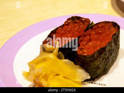 Sushi giapponese assortito, uova di salmone Ikura, ristorante giapponese, Hong Kong, Cina. Foto Stock