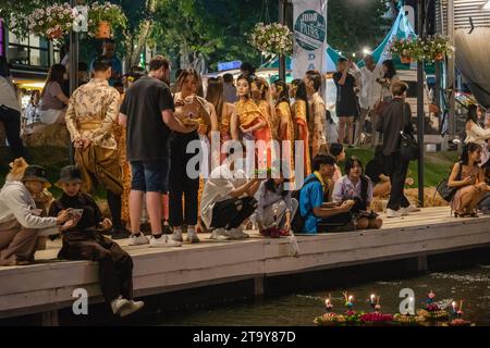 Bangkok, Thailandia. 27 novembre 2023. I thailandesi e gli antenati sono visti con il loro krathong, durante il magico Loy Krathong Festival, al Jodd Fairs Dan Neramit, a Bangkok. Loy Krathong 'per galleggiare rituale vaso o lampada' è un festival thailandese celebrato ogni anno in tutta la Thailandia†e nei paesi vicini, dove la notte della luna piena, i Krathong, decorati con foglie di banana riccamente piegate, tre bastoncini di incenso, e una candela, vengono lanciate dai thailandesi, su un fiume, un canale o uno stagno, facendo un desiderio come fanno. Credito: SOPA Images Limited/Alamy Live News Foto Stock