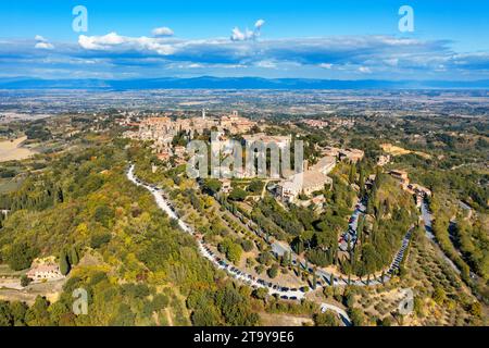 Villaggio di Montepulciano con splendida architettura e case. Una bella città vecchia in Toscana, Italia. Veduta aerea della città medievale di Montepulc Foto Stock