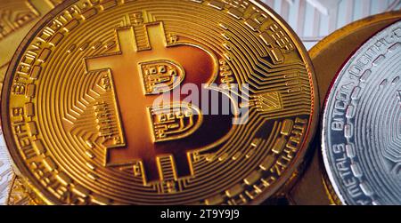 Pila di cryptocurrencies con un golden bitcoin. Bitcoin come più importante concetto cryptocurrency. Bitcoin. Bit fisico moneta. Valuta digitale. Cripta Foto Stock