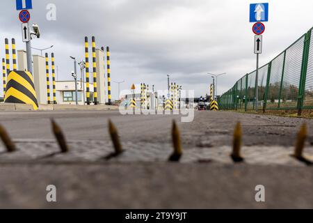 Medyka, Polonia. 27 novembre 2023. Il valico di frontiera a Medyka sembra deserto mentre gli agricoltori polacchi colpiscono e bloccano il trasporto di camion a Medyka - valico di frontiera tra Polonia e Ucraina. Gli agricoltori hanno aderito al settore dei trasporti il 24 novembre, con lo sciopero contro la cattiva gestione delle importazioni agricole di prodotti ucraini e con la richiesta di rinegoziazione degli accordi di trasporto tra Ucraina e Unione europea. Medyka è il quarto sito di attacco. Credito: SOPA Images Limited/Alamy Live News Foto Stock