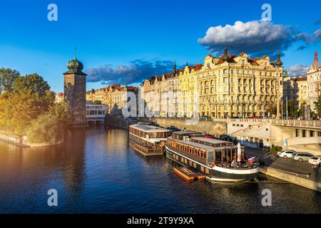 Scenic terrapieno in Prague city; centro storico di Praga, gli edifici ed i monumenti della città vecchia di Praga, Repubblica Ceca. Argine del Fiume Vltava r Foto Stock