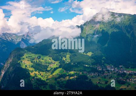 Paesaggio urbano del villaggio di Wengen ai margini della valle di Lauterbrunnen. Case locali tradizionali nel villaggio di Wengen, nel quartiere Interlaken, a Berna Foto Stock