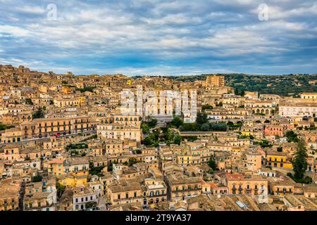 Vista di Modica, Sicilia, Italia. Modica (Provincia di Ragusa), vista sulla città barocca. Sicilia, Italia. Antica città Modica dall'alto, Sicilia, Italia Foto Stock