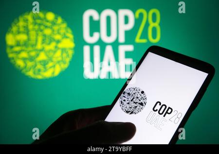 Ucraina. 27 novembre 2023. In questa foto, il logo COP28 UAE 2023 della Conferenza delle Nazioni Unite sui cambiamenti climatici è visibile su uno smartphone e sullo schermo di un pc. Credito: SOPA Images Limited/Alamy Live News Foto Stock