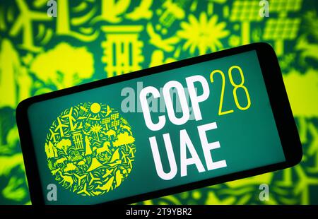 Ucraina. 27 novembre 2023. In questa foto, il logo COP28 UAE 2023 della Conferenza delle Nazioni Unite sui cambiamenti climatici è visibile sullo schermo dello smartphone. (Foto di Pavlo Gonchar/SOPA Images/Sipa USA) **** esclusivamente a scopo editoriale *** credito: SIPA USA/Alamy Live News Foto Stock