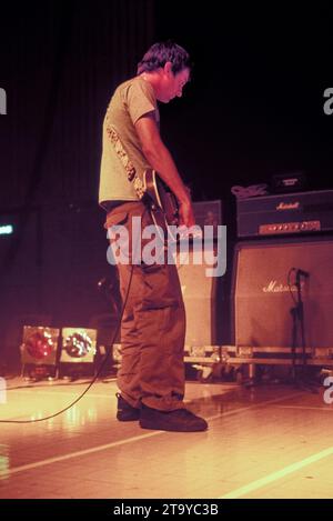 Il chitarrista Graham Coxon nella serata di apertura dei Blur nel loro breve Millennium Celebration 'Singles Night' Tour al Newport Centre in Galles, Regno Unito, il 4 dicembre 1999. Foto: Rob Watkins. In questo tour la leggendaria band Britpop suonò solo una manciata di piccole date e il set consisteva di tutti i loro singoli suonati in ordine cronologico. A Newport la band ha espresso rammarico per aver dovuto suonare Country House e Charmless Man! Foto Stock