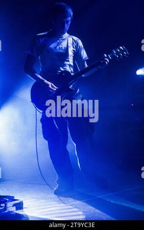 Il chitarrista Graham Coxon nella serata di apertura dei Blur nel loro breve Millennium Celebration 'Singles Night' Tour al Newport Centre in Galles, Regno Unito, il 4 dicembre 1999. Foto: Rob Watkins. In questo tour la leggendaria band Britpop suonò solo una manciata di piccole date e il set consisteva di tutti i loro singoli suonati in ordine cronologico. A Newport la band ha espresso rammarico per aver dovuto suonare Country House e Charmless Man! Foto Stock