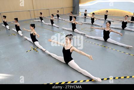 HANDAN, CINA - 28 NOVEMBRE 2023 - gli studenti praticano le abilità di base in un centro di formazione di danza a Handan, nella provincia di Hebei nella Cina settentrionale, 28 novembre 2023. Foto Stock