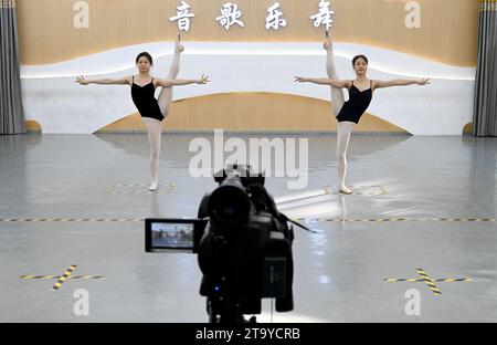 HANDAN, CINA - 28 NOVEMBRE 2023 - i candidati all'arte praticano un esame professionale in un centro di formazione di danza a Handan, nella provincia di Hebei nel nord della Cina, No Foto Stock