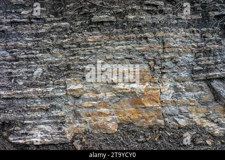 Formazione di strati sovrapposti di rocce esposte per un lungo periodo di tempo. Foto Stock