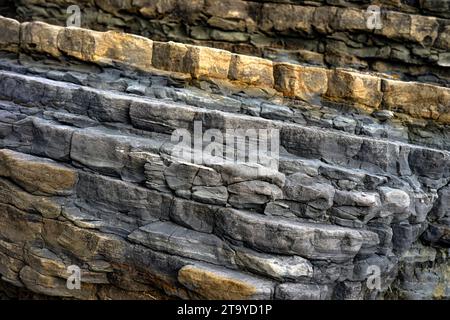 Vista ravvicinata di una formazione rocciosa impilata. Foto Stock