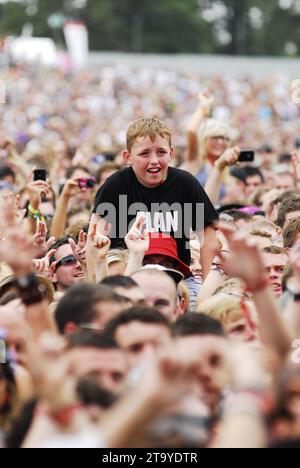 Appassionati di musica Waving Hands in the Air, V2010, Hylands Park, Chelmsford, Essex, Regno Unito - 22 agosto 2010 Foto Stock