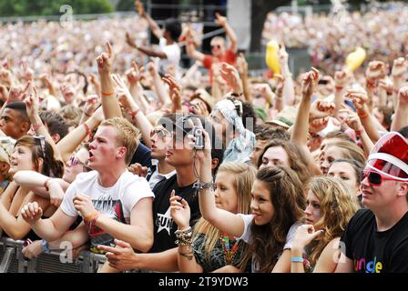 Appassionati di musica Waving Hands in the Air, V2010, Hylands Park, Chelmsford, Essex, Regno Unito - 22 agosto 2010 Foto Stock