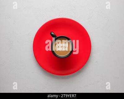 Concetto di relax e piacere durante la pausa caffè. Tazza di caffè con il messaggio Coffee Break su un piatto rosso su sfondo grigio. Foto Stock