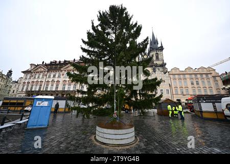 Praga, Repubblica Ceca. 28 novembre 2023. L'albero di Natale è stato portato nella Piazza della città Vecchia di Praga il martedì sera. L'albero di Natale è installato a Praga, Repubblica Ceca, 28 novembre 2023. Si accenderà sabato 2 dicembre. Crediti: Roman Vondrous/CTK Photo/Alamy Live News Foto Stock