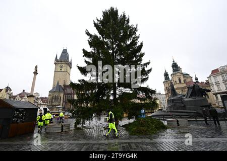 Praga, Repubblica Ceca. 28 novembre 2023. L'albero di Natale è stato portato nella Piazza della città Vecchia di Praga il martedì sera. L'albero di Natale è installato a Praga, Repubblica Ceca, 28 novembre 2023. Si accenderà sabato 2 dicembre. Crediti: Roman Vondrous/CTK Photo/Alamy Live News Foto Stock