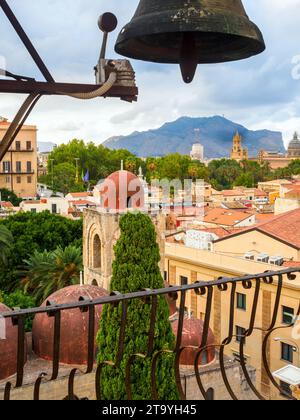 Cupole e campanile. San Giovanni degli Eremiti , antica chiesa monastica in stile arabo-normanno e romanico - Palermo, Italia Foto Stock