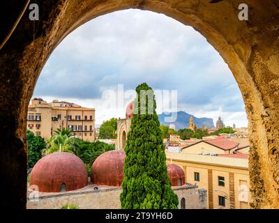 Cupole e campanile. San Giovanni degli Eremiti , antica chiesa monastica in stile arabo-normanno e romanico - Palermo, Italia Foto Stock