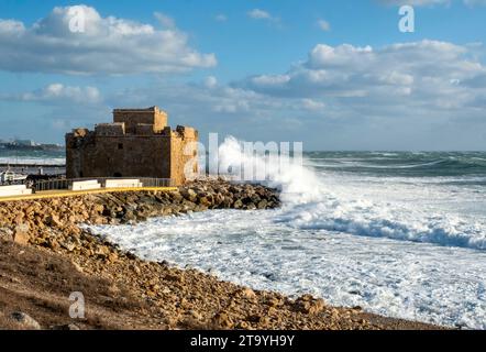 I mari mossi si infrangono sulle rocce del castello di Paphos, Paphos, Cipro. Foto Stock