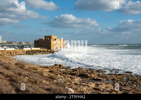 I mari mossi si infrangono sulle rocce del castello di Paphos, Paphos, Cipro. Foto Stock