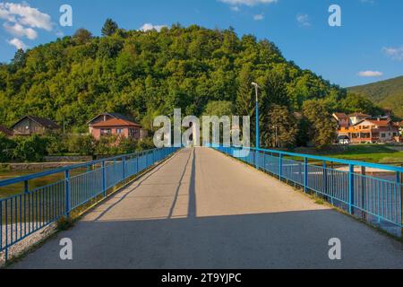 Ponte Kasaba Dzisr-i-Kebir, o Ponte grande, che passa sopra il fiume una nel villaggio di Kulen Vakuf nel Parco Nazionale di una. Una-sana, Bosnia Foto Stock