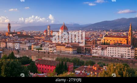 Firenze, Italia. Immagine aerea del paesaggio urbano dell'iconica Firenze, Italia, al bellissimo tramonto autunnale. Foto Stock