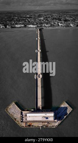 Vista aerea verticale del molo Deal nel Kent su sfondo in scala di grigi Foto Stock