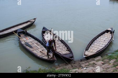 Tradizionale stazione di barche in legno, questa immagine è stata catturata il 29 maggio 2022, da Dacca, Bangladesh Foto Stock