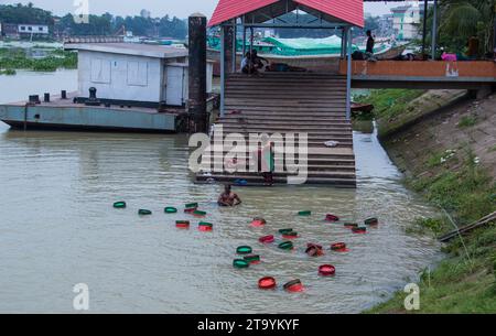 Tradizionale stazione di barche in legno, questa immagine è stata catturata il 29 maggio 2022, da Dacca, Bangladesh Foto Stock