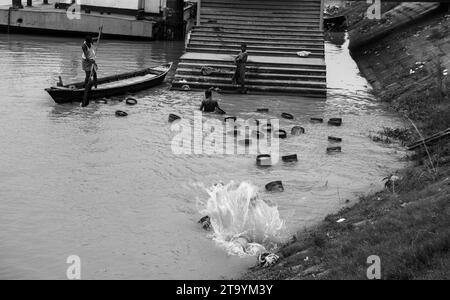 Tradizionale stazione di barche in legno, questa immagine è stata catturata il 29 maggio 2022, da Dacca, Bangladesh Foto Stock