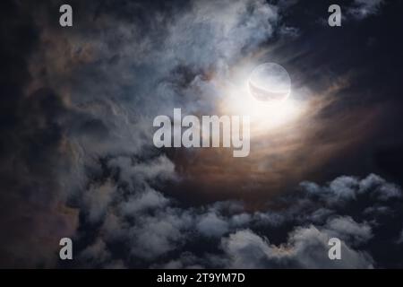 Crepuscolo di luna piena con crateri sulla superficie e cielo scuro, primo piano sullo sfondo della natura Foto Stock