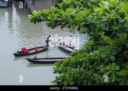 Tradizionale stazione di barche in legno, questa immagine è stata catturata il 29 maggio 2022, da Dacca, Bangladesh Foto Stock