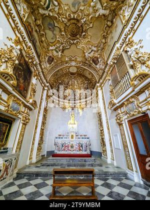Altare della Madonna delle Grazie e della Statua della Vergine col bambino creato da Stefano di Martino da Palermo nel 1495 - Cattedrale di San Gerlando - Sicilia, Italia Foto Stock