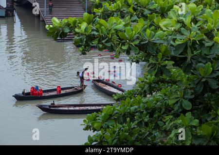 Tradizionale stazione di barche in legno, questa immagine è stata catturata il 29 maggio 2022, da Dacca, Bangladesh Foto Stock