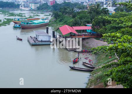 Tradizionale stazione di barche in legno, questa immagine è stata catturata il 29 maggio 2022, da Dacca, Bangladesh Foto Stock