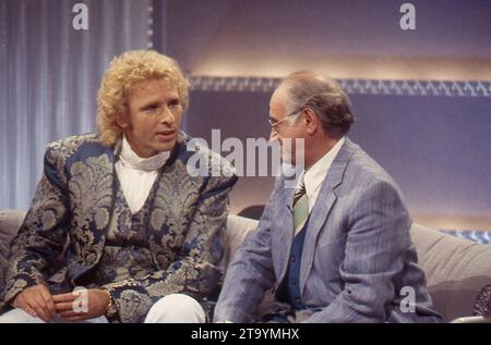 Die TV-Show Wetten, Dass. Gastiert am 16.04.1994 a Saarbrücken. IM Bild: Moderatore Thomas Gottschalk und der deutsche Fernsehunterhaltungskünstler Alfred Biolek. *** Lo show televisivo Wetten, dass fa un'apparizione a Saarbrücken il 16 aprile 1994 nel presentatore Thomas Gottschalk e nell'intrattenitore televisivo tedesco Alfred Biolek bub Credit: Imago/Alamy Live News Foto Stock