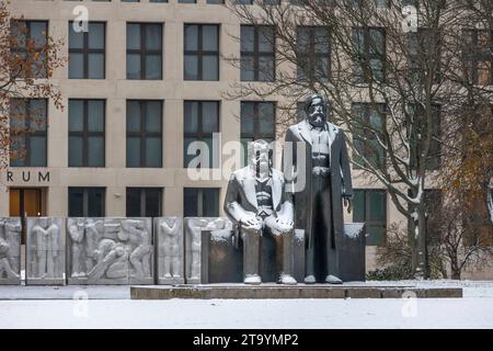 Schnee bedeckt das Denkmal für Karl Marx und Friedrich Engels a Berlino. 28.11.23, Berlino, GER - Schnee am Marx Engels Forum a Berlino., Berlin Berlin Deutschland, DEU Marx Engels Forum *** la neve copre il monumento a Karl Marx e Friedrich Engels a Berlino 28 11 23, Berlino, GER Snow al Marx Engels Forum di Berlino, Berlino Germania, DEU Marx Engels Forum Credit: Imago/Alamy Live News Foto Stock