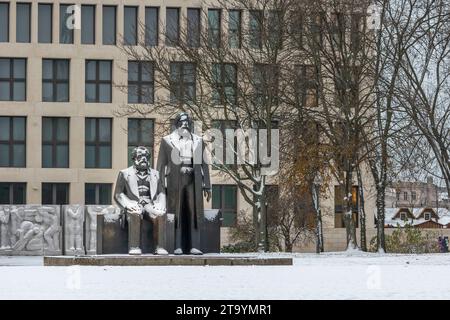 Schnee bedeckt das Denkmal für Karl Marx und Friedrich Engels a Berlino. 28.11.23, Berlino, GER - Schnee am Marx Engels Forum a Berlino., Berlin Berlin Deutschland, DEU Marx Engels Forum *** la neve copre il monumento a Karl Marx e Friedrich Engels a Berlino 28 11 23, Berlino, GER Snow al Marx Engels Forum di Berlino, Berlino Germania, DEU Marx Engels Forum Credit: Imago/Alamy Live News Foto Stock