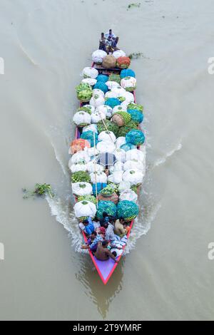 Tradizionale stazione di barche in legno, questa immagine è stata catturata il 29 maggio 2022, da Dacca, Bangladesh Foto Stock