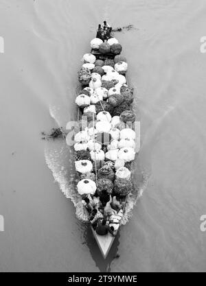 Tradizionale stazione di barche in legno, questa immagine è stata catturata il 29 maggio 2022, da Dacca, Bangladesh Foto Stock