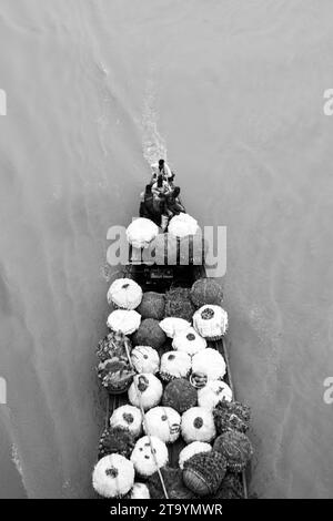 Tradizionale stazione di barche in legno, questa immagine è stata catturata il 29 maggio 2022, da Dacca, Bangladesh Foto Stock