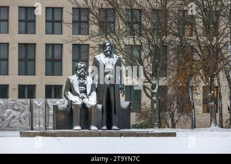 Schnee bedeckt das Denkmal für Karl Marx und Friedrich Engels a Berlino. 28.11.23, Berlino, GER - Schnee am Marx Engels Forum a Berlino., Berlin Berlin Deutschland, DEU Marx Engels Forum *** la neve copre il monumento a Karl Marx e Friedrich Engels a Berlino 28 11 23, Berlino, GER Snow al Marx Engels Forum di Berlino, Berlino Germania, DEU Marx Engels Forum Credit: Imago/Alamy Live News Foto Stock